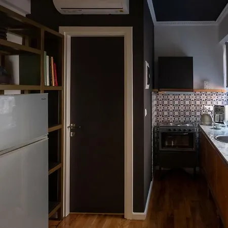 Athenian Yard Apartment *