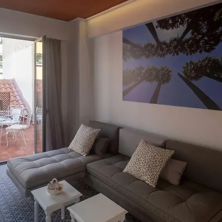 Athenian Yard Apartment *