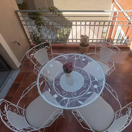 Athenian Yard Apartment *